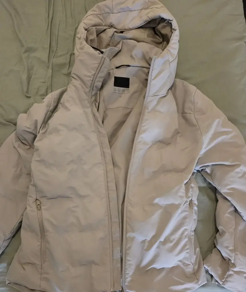Selling men's jacket - size L for 15 Euros.