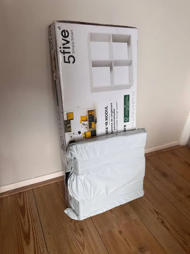 I am selling completely new shelves + boxes, still packed, condition - new. Original price 41€