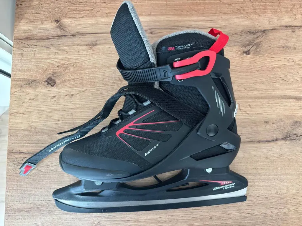 Selling ice skates, brand new, dm for more details