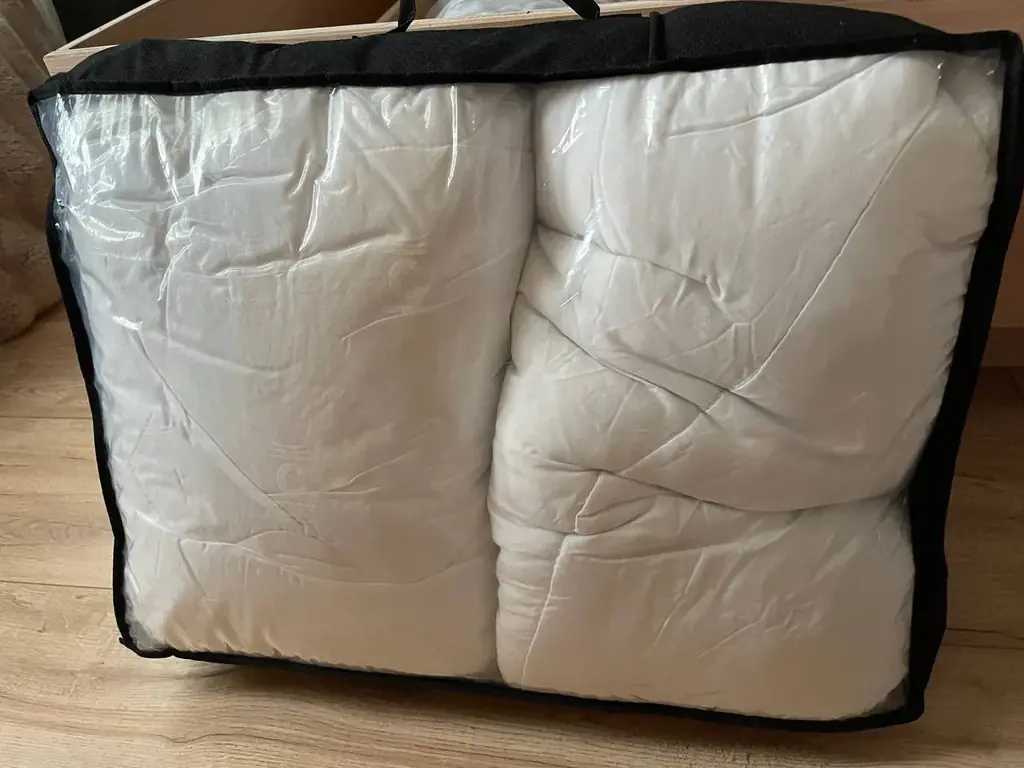 Hello! I am selling a 4seizon duvet for 10€ (original price 20€ in action). Washed, no stains, perf…
