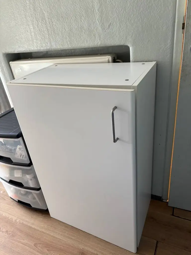 selling this cabinet for 10 euros, pickup on campus
