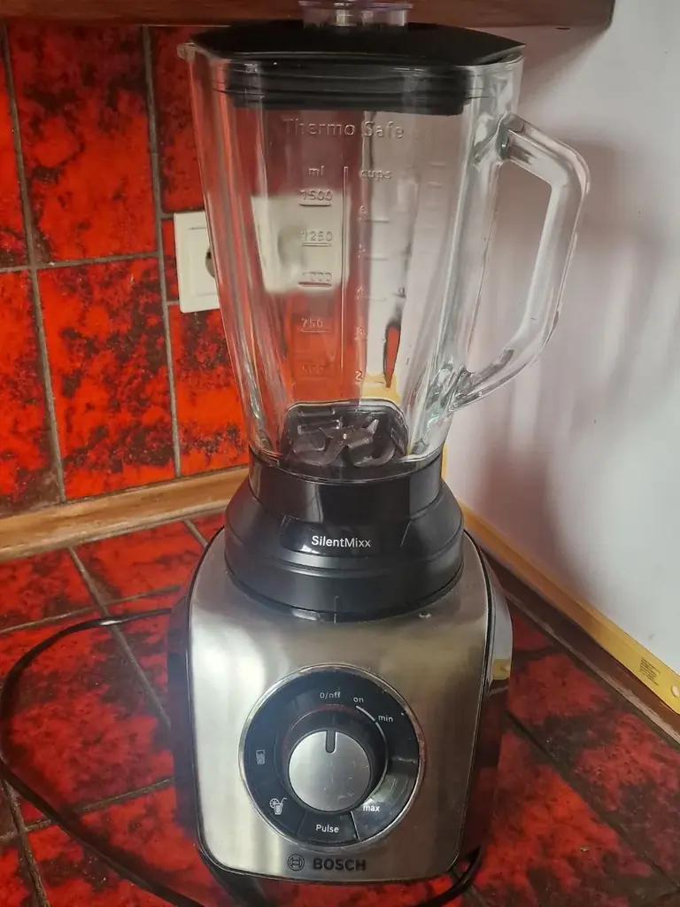 I am offering a good Bosch blender, an air fryer that is practically new (used only once or twice),…