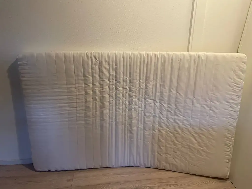 Selling this mattress (120x200) used for 10 months. It has a washable cover. Selling it for 20 euros