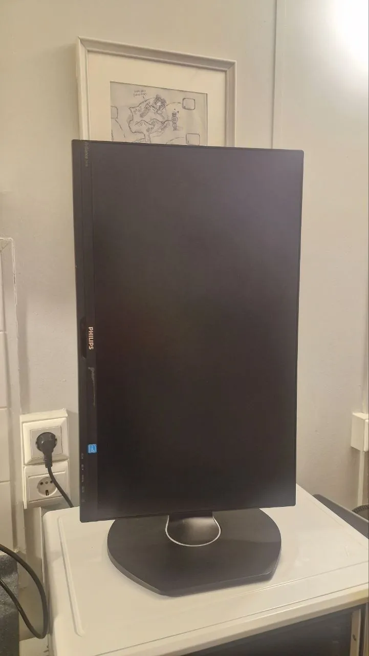 Selling a Phillips monitor 24 inch 75hz with rotatable arm for 60 EUR.