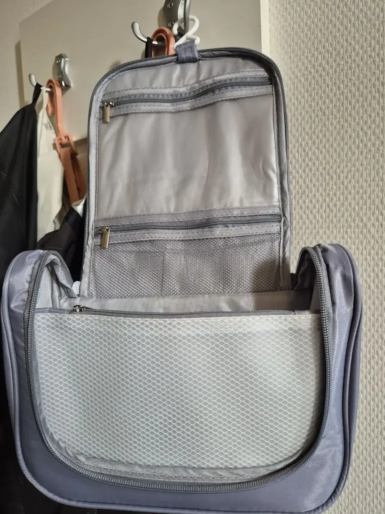 Unused toiletry bag.. €2