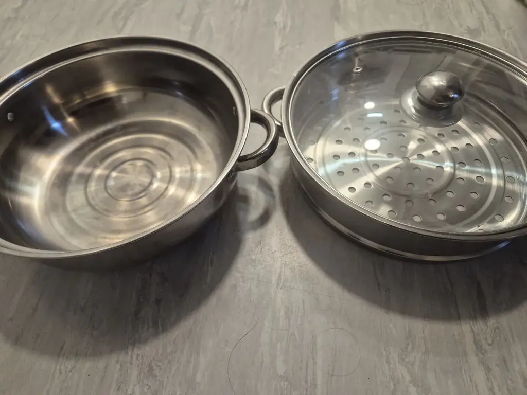 Large steam pot.. €2