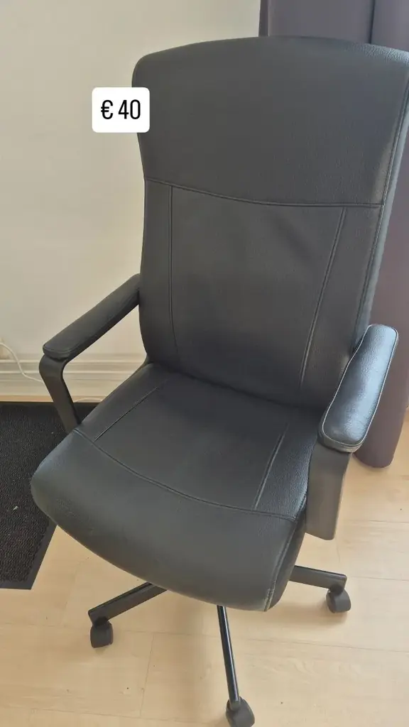 I'm selling this chair for €40. Pick up in Twekkelerveld.