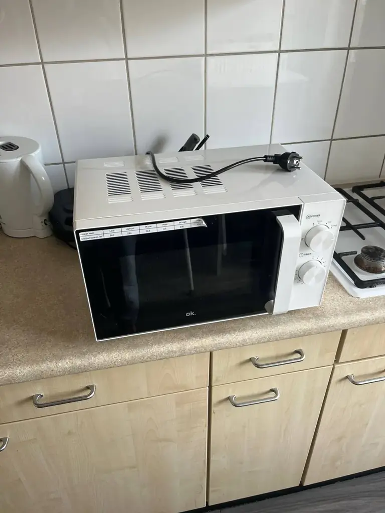 Selling this microwave basically new for 30 euros, pick up in Kottendijk