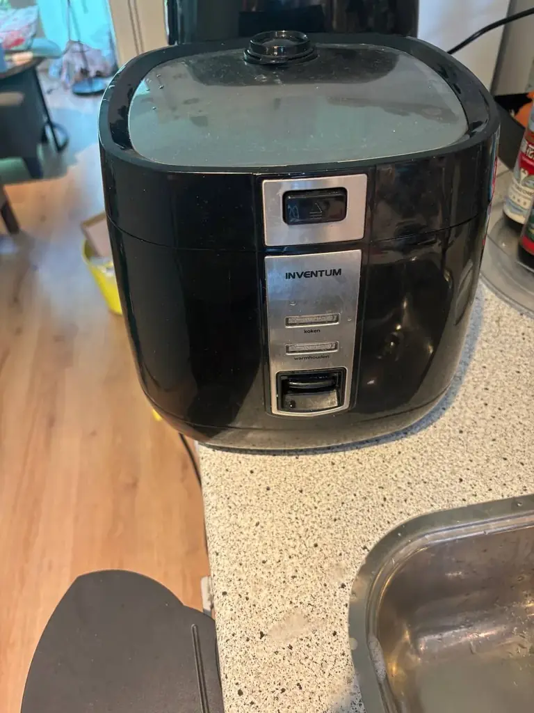 selling rice cooker for 10 euros, pickup on campus