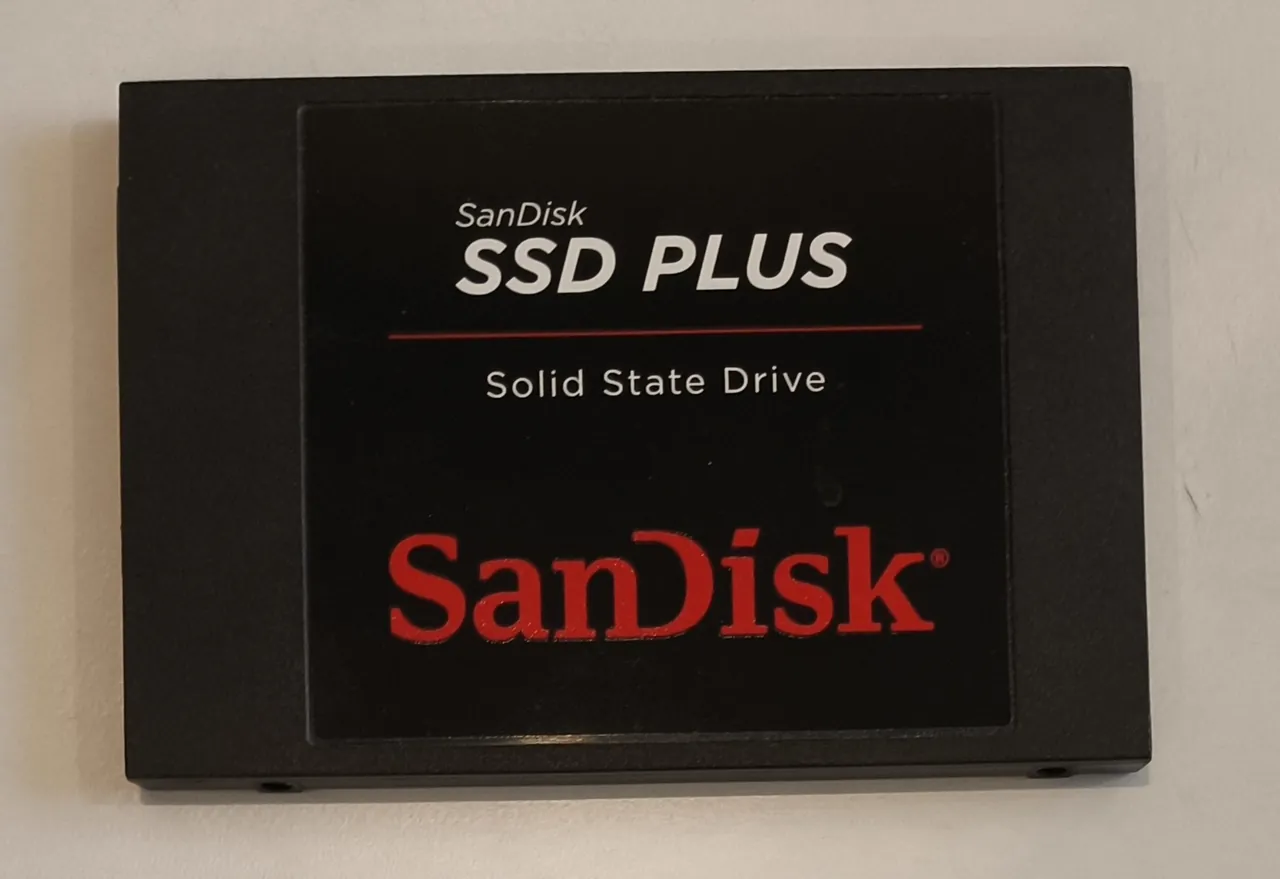 SanDisk SSD PLUS 240GB 2.5" SATA III SSD (SDSSDA-240G)