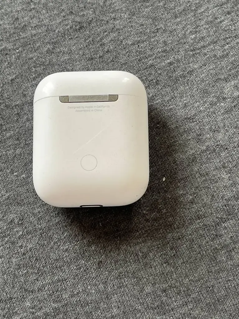 Продам оригинальный кейс от AirPods 1/2 поколения. Полностью рабочий, заряжает без проблем. Немного…