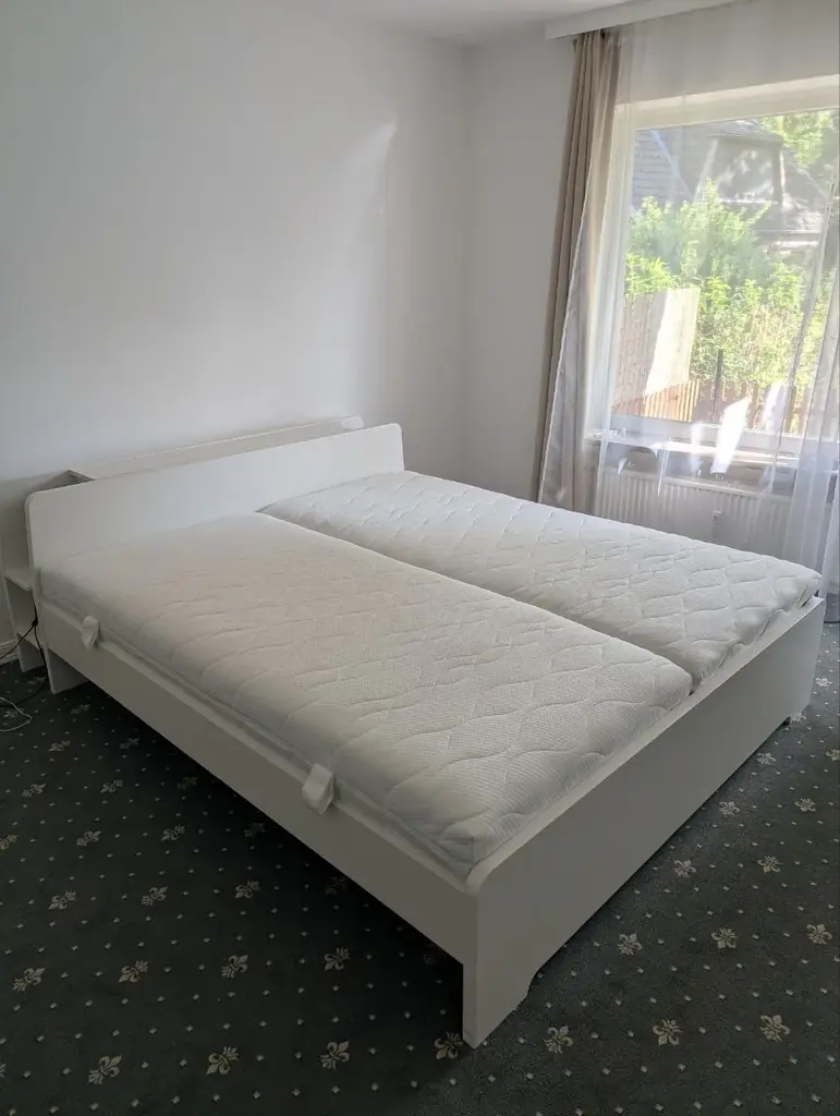 Продам кровать включая новые матрасы, размер 180х200, а так же стол и 4 стула, размер стола 90х90 с…