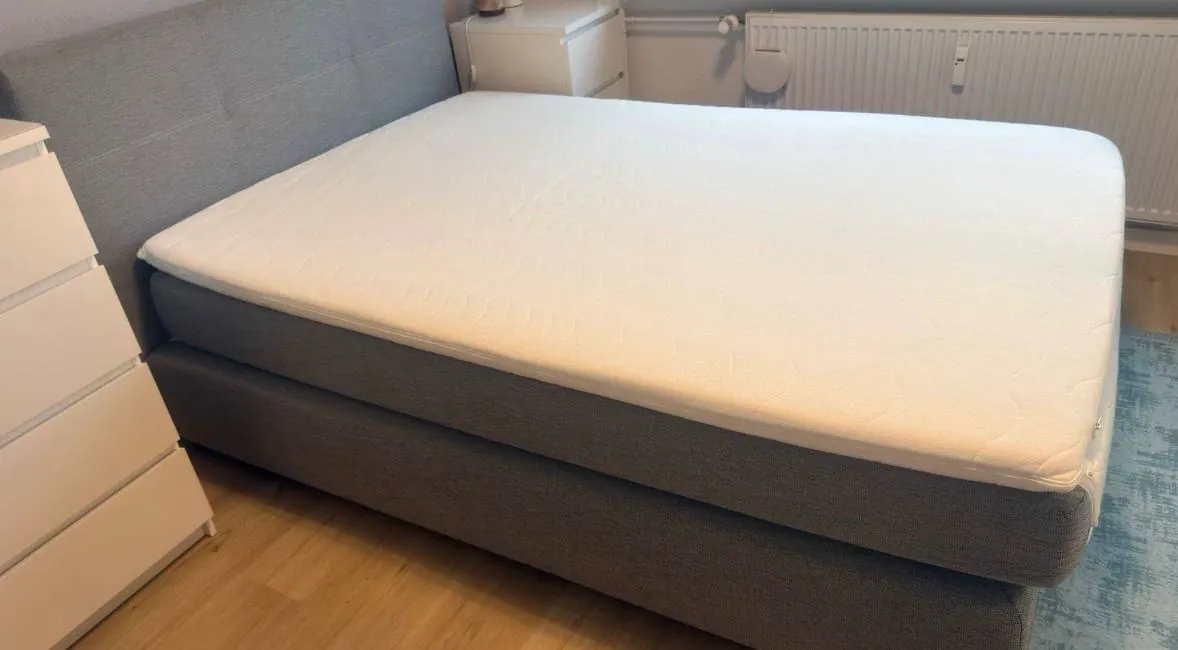Добрый вечер. Продам кровать 140х200. Очень хорошее состояние. 130€. Есть доставка и сборка.
