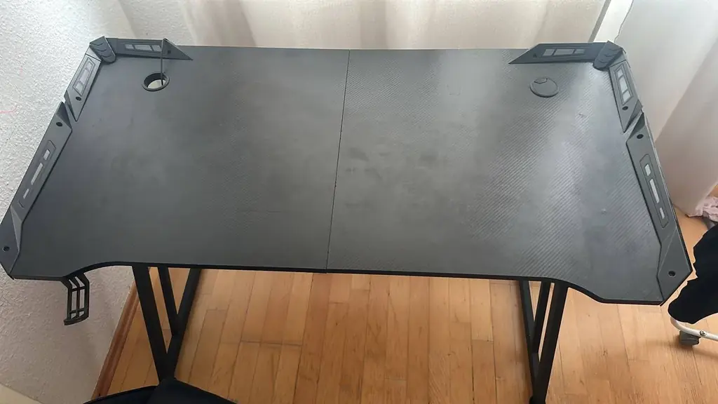 Продам игровой стол и игровое кресло. Стол имеет подстаканник и держатель наушников, так же имеется…