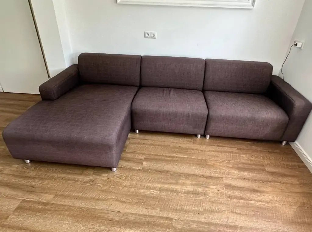 Продам диван. 80€, есть доставка. Помогу вынести на этаж и собрать.