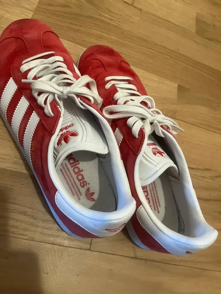 Продаю кроссовки adidas красные размер 42 оригинал