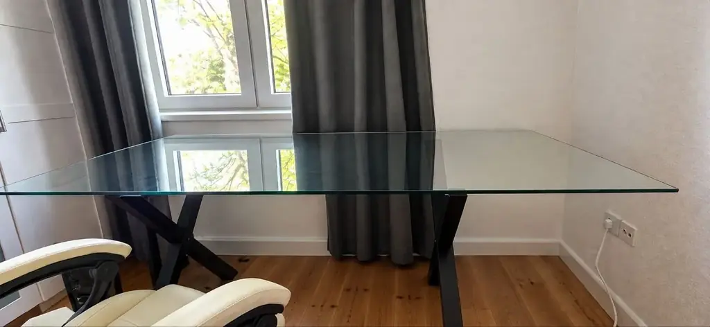 Продам комп'ютерний стіл. 190×85. Скляний. Самовивіз. Ціна 20€. AK Barmbek
