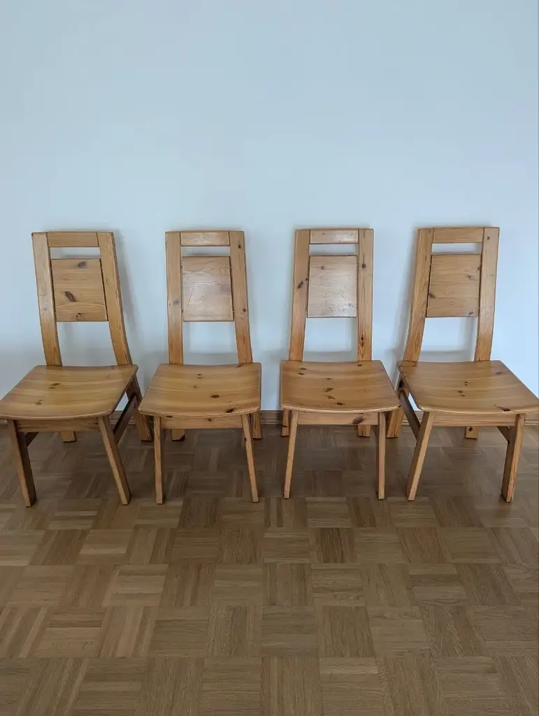 Продам стол и 4 стула, размер стола в собранном состоянии 90х90 см, в раздвинутом  168х90 см. Пишит…