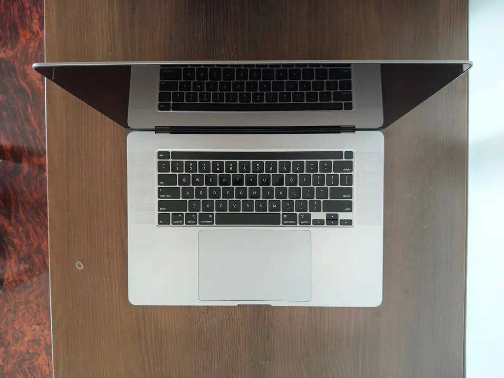 Продам 🍏 Macbook Pro 16 (2019) 16/512gb в очень хорошем состоянии. Полностью исправен. Батарея дер…