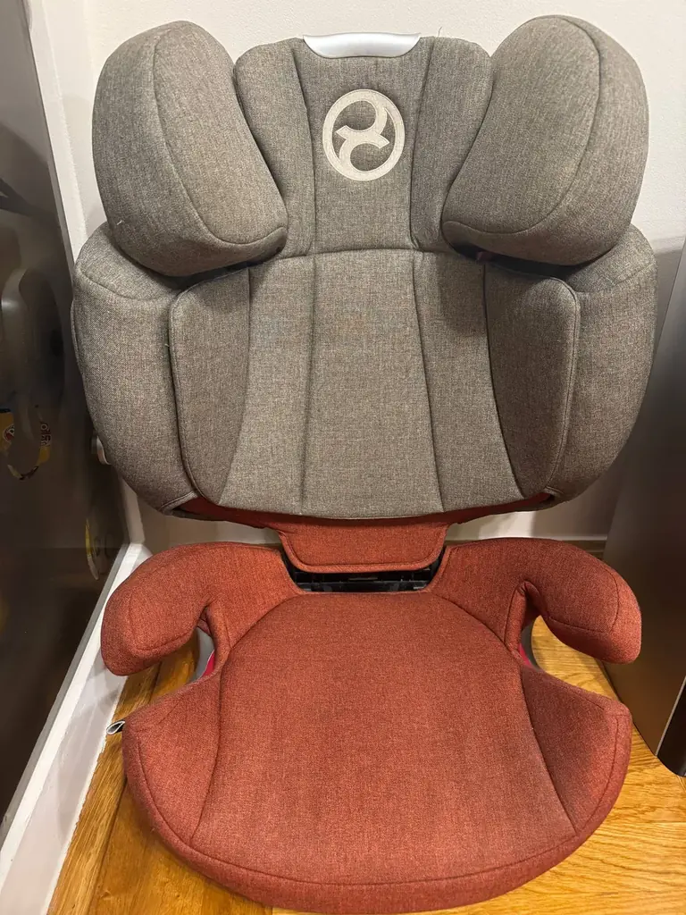 Автокресло немецкого производителя CYBEX SOLUTION Q3-FIX. Чехлы съемные, можно стирать. Трансформир…