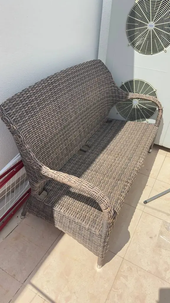 Диванчик/ скамейка  из ротанга. В отлияном состоянии. Уличная мебель.
