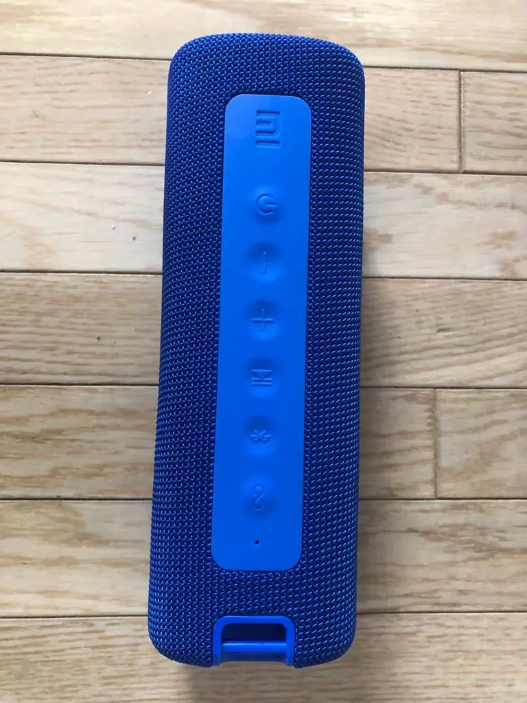 Продаю беспроводную колонку Xiaomi Mi Portable Bluetooth Speaker 16W в стильном синем цвете.