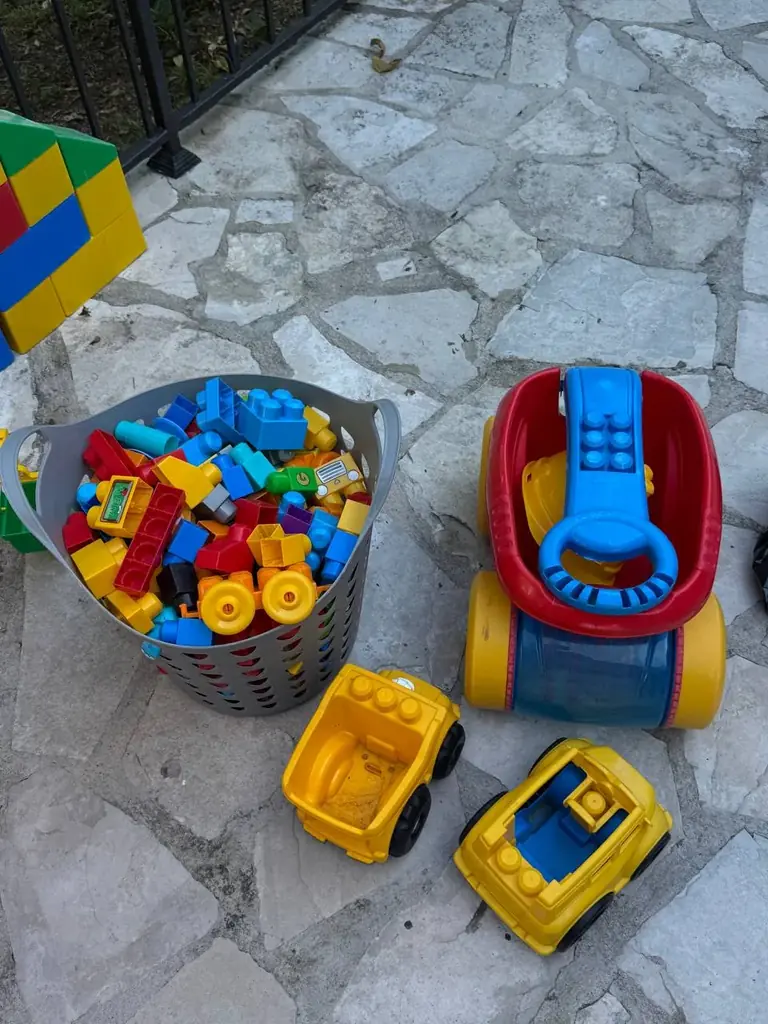 Конструктор mega blocks, тележка собирает блоки , каска, две больших машины и множество деталей
