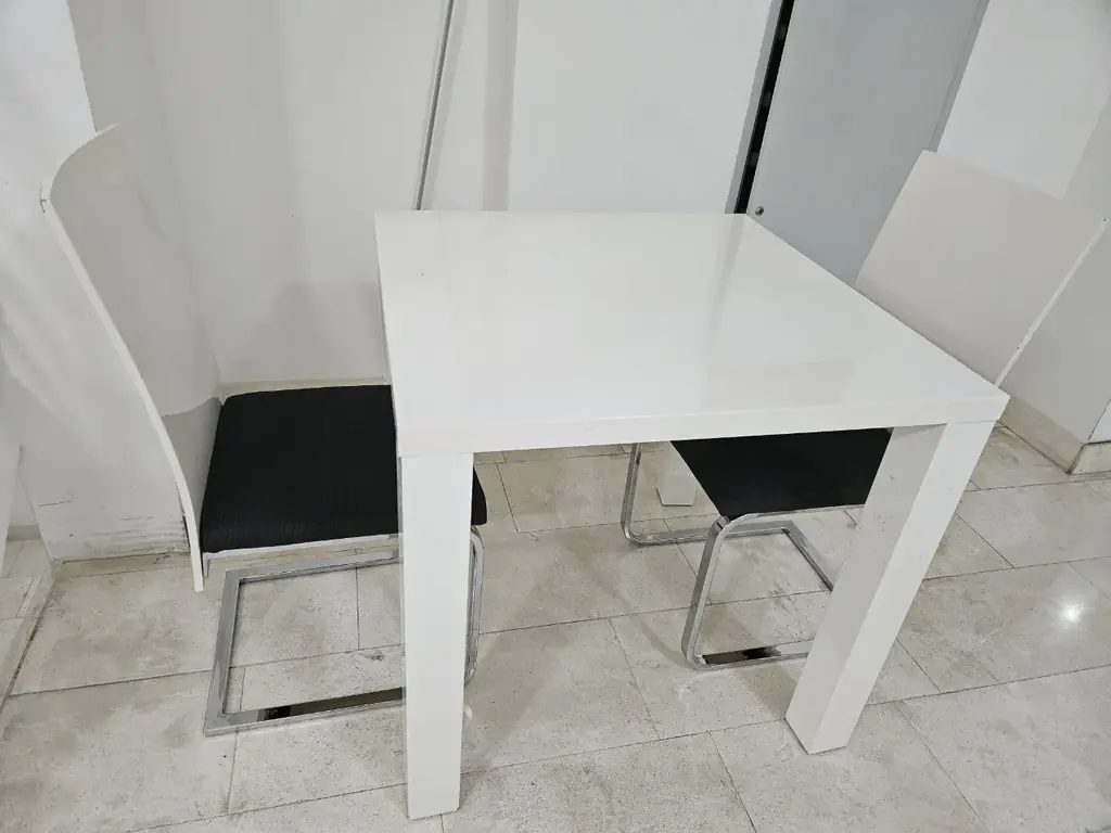 Бечичи. Продам. Стол+2 стула = 50 евро за всё вместе.