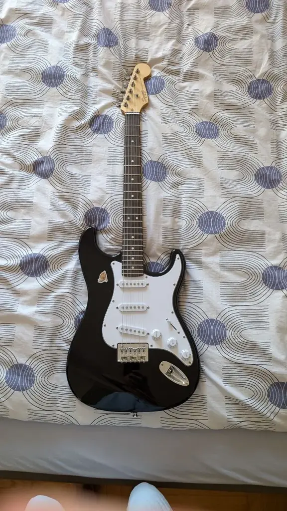 Продам электрогитару Fender Squier Stratocaster . Отличное состояние, гриф прямой, строй держит. Вс…
