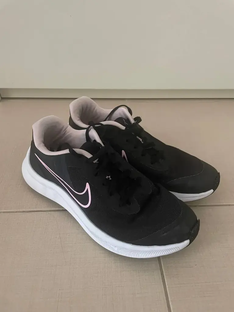 Продам кроссовки  Nike 38,5 размер. В хорошем состоянии- и пользовались для физкультуры в школе