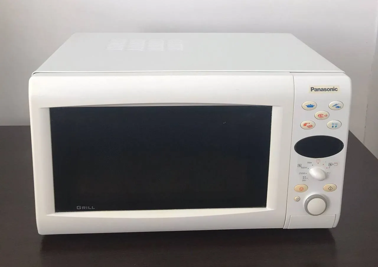 Продам микроволновку Panasonic nn-j155wb. Всё хорошо , без гриля. 30€. Сутоморе.
