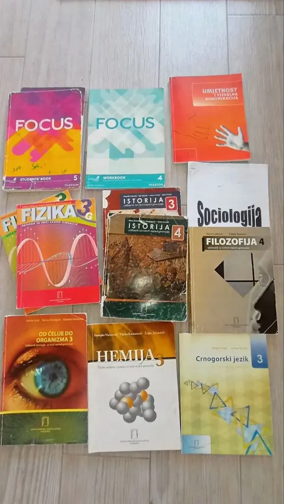 Продаются неполные комплекты учебников для 3-го и 4-го классов гимназии по цене 5 евро за единицу �…