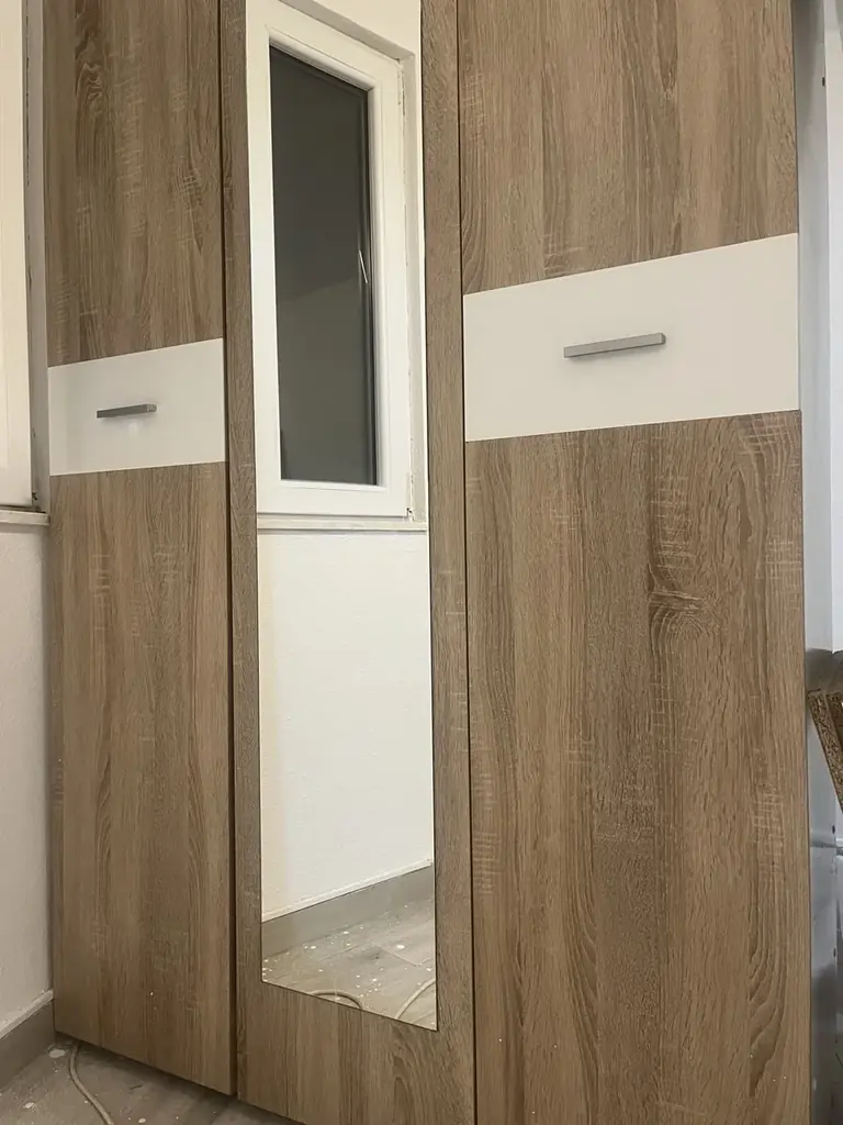 Продаю шкаф 3 х створчатый 60е в связи со сменой мебели . Состояние хорошее . На зеркале по краю не…