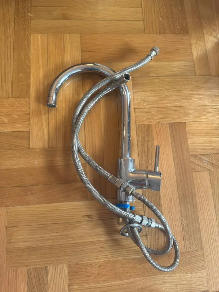 Продам смеситель на кухню