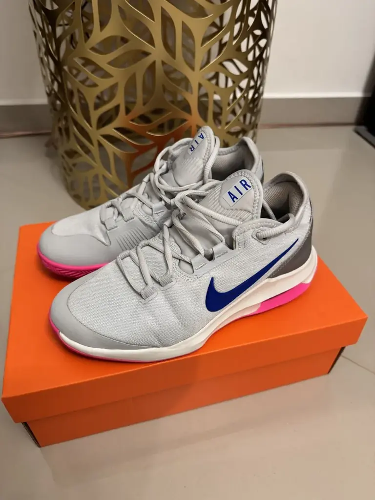 Теннисные кроссовки Nike.