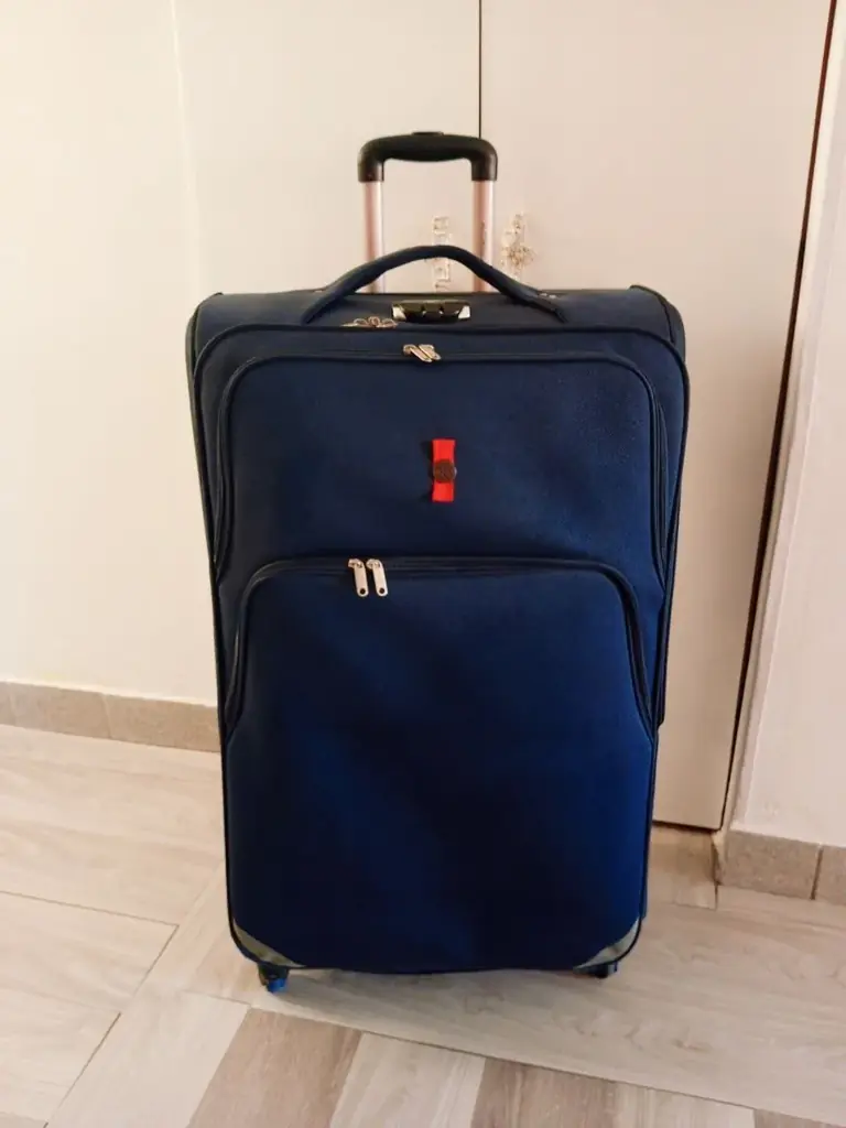 Дорожный чемодан очень большой XXXXL. Высота 86 см, ширина 51 см, глубина 35 -40 см. Не новый, но в…