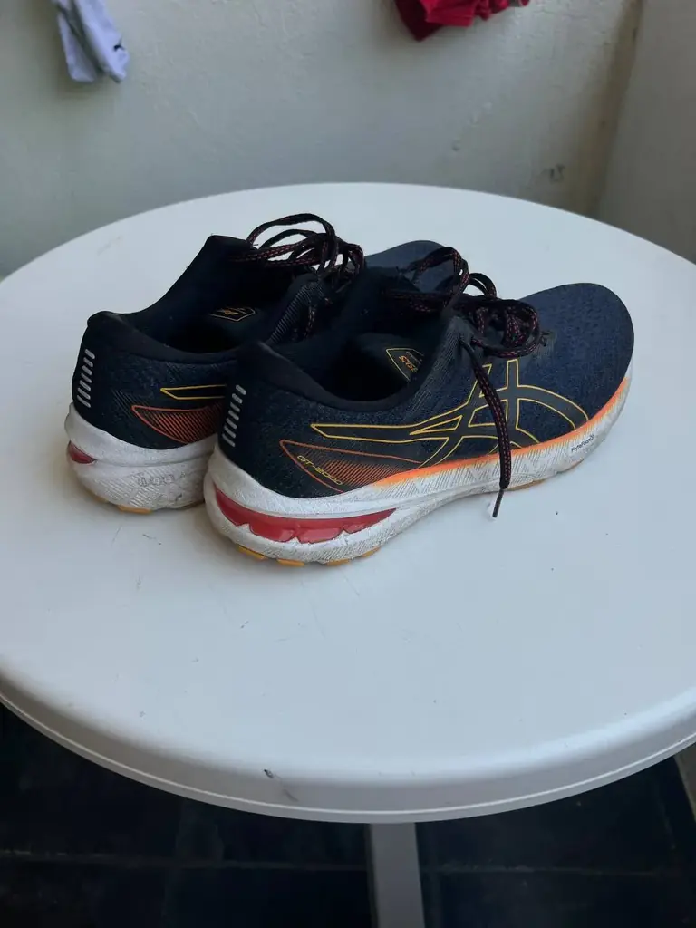 Продам крассовки Asics, в идеальном состоянии, размер на фото. 30€. Будва