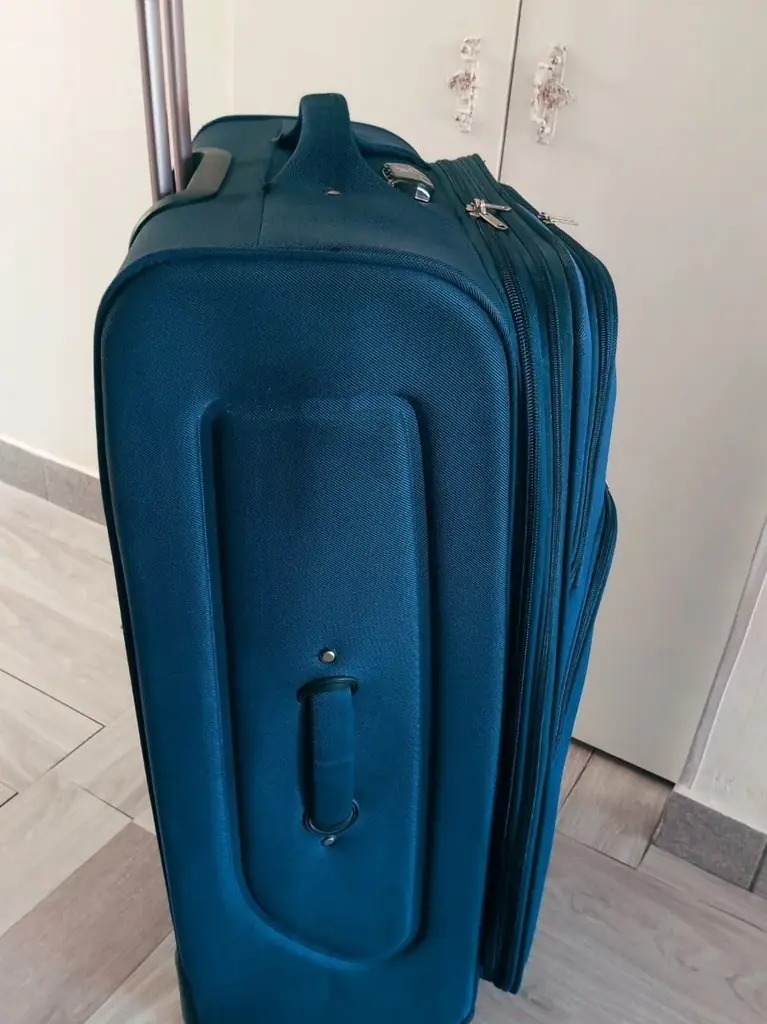 Большой чемодан XXXL. Высота 86 см, ширина 51 см, глубина 35 -40 см. Не новый, но все работает, мол…