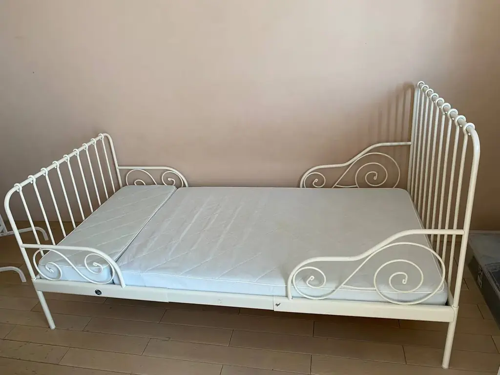 Продам детскую кровать ИКЕА , длиной 170см, которая может быть увеличена до 200 см, с матрац + допо…
