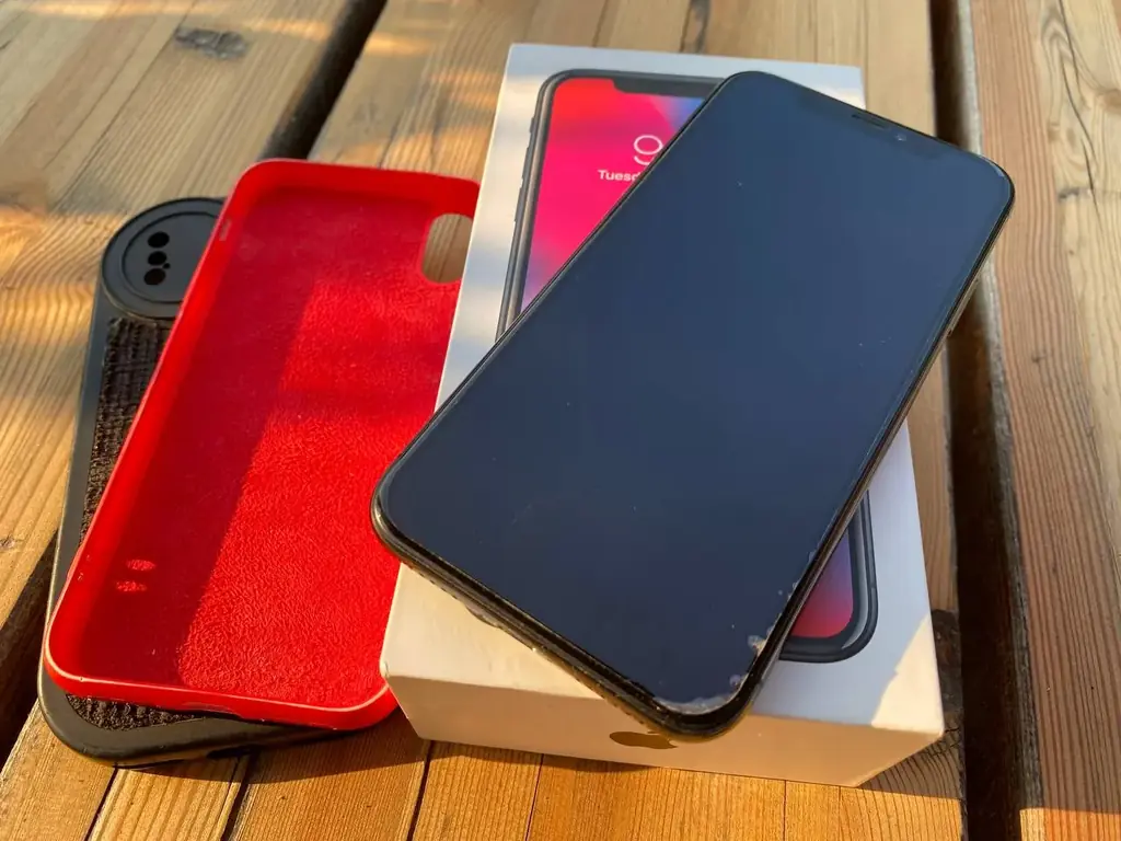 Продаю iPhone X - 64Гб, в связи с переходом на новый. Батарея 51%, в камере с увеличением грязь под…