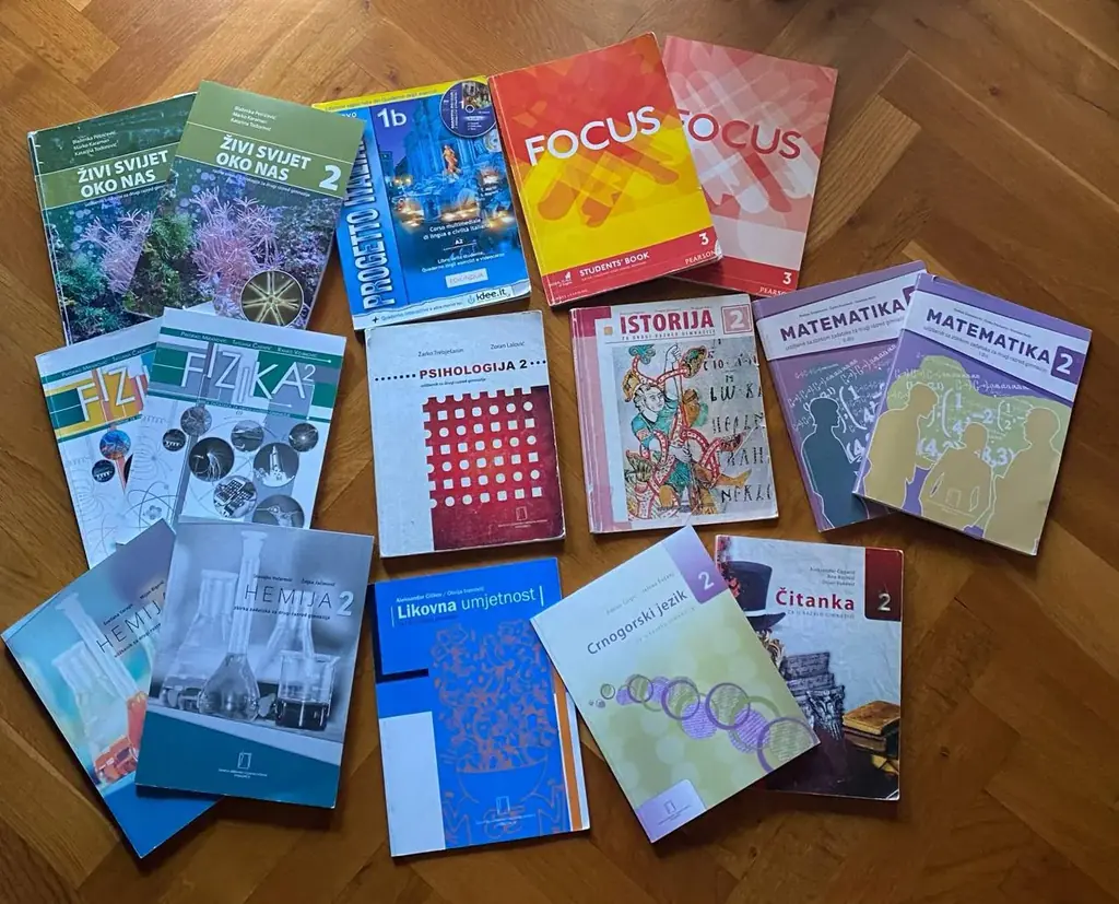 📚 Продам комплекты учебников для гимназии.