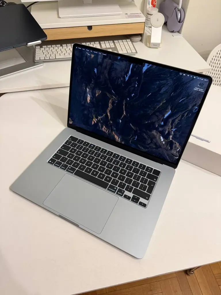 Продаю Apple MacBook 15 Air M4 16/256