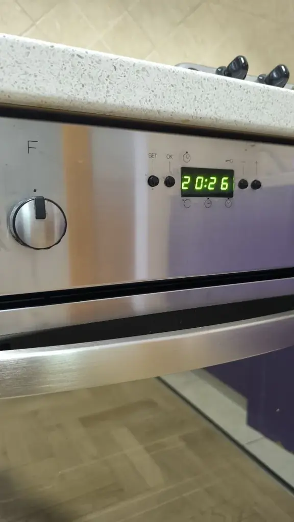 Продаёться духовка Whirlpool, полностью рабочая,противня нет, 100€, самовывоз из Дженовичи