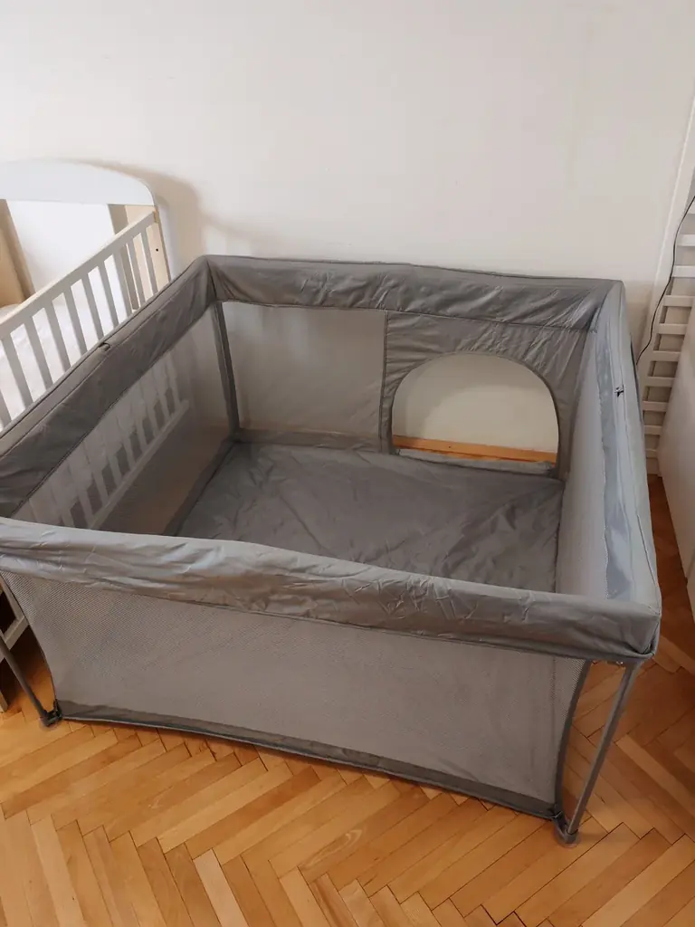 1. Продам манеж Kinderkraft. Использовался мало. Размер 126x126x70см. Удобно складывается. 70е