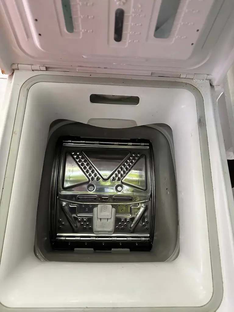 Продаю стиральную машину Indesit 6kg. Была в использовании 2 года. Самовывоз из Будвы. 150евро