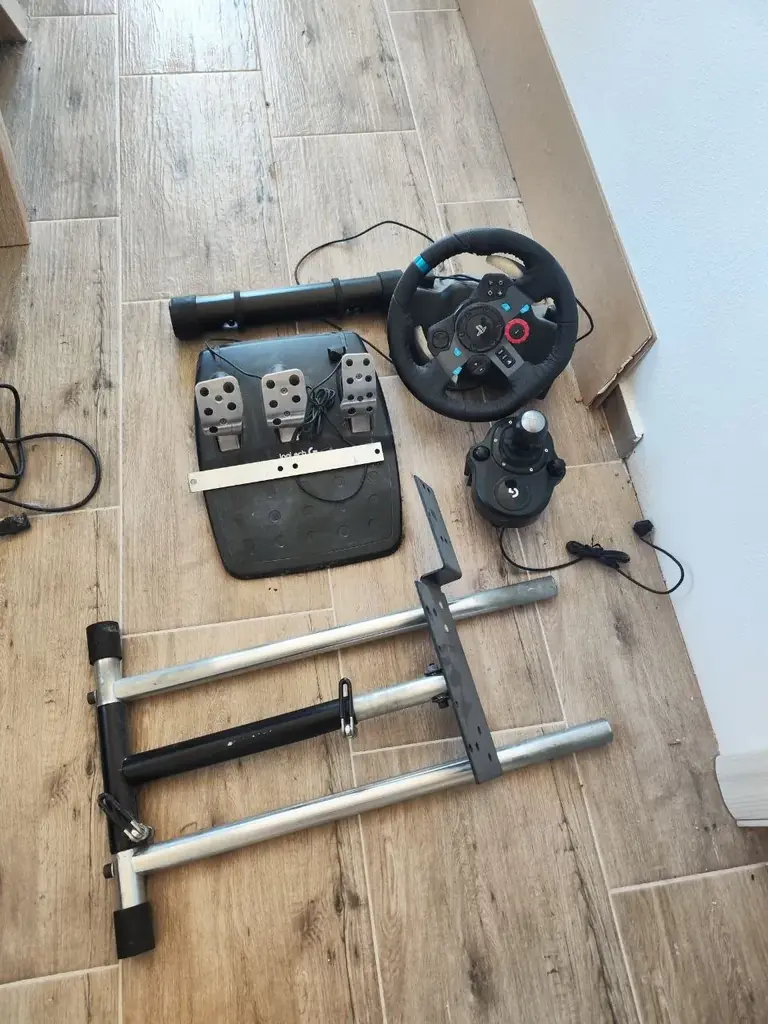 Продаю свою пыльную клавиатуру Logitech G29, включая контроллер и подставку.