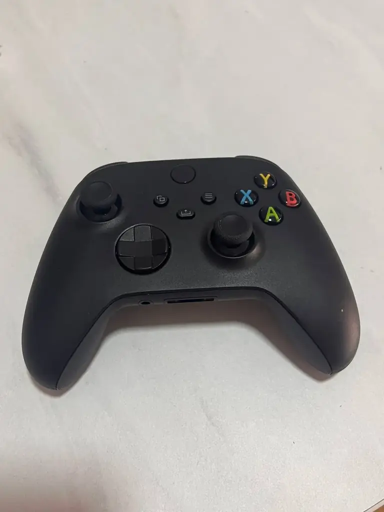Джойстик Xbox Series X. Куплен отдельно от приставки. Использовал с Macbook. Совместимость 100%. Ра…