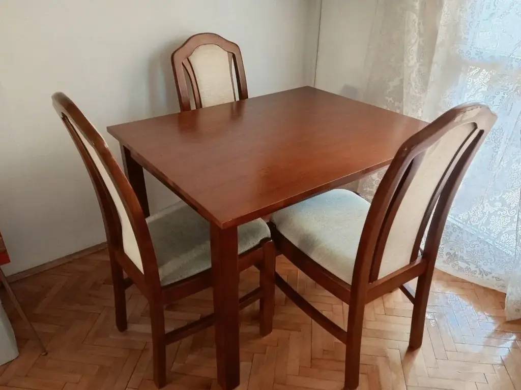 Продам мебель. Стол 80х100 см и 3 стула. Очень качественные и прочные, массив дерева, 245 €. Этажер…