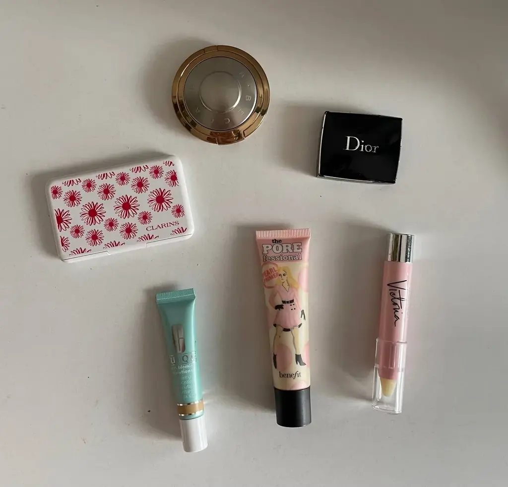 Универсальный хайлайтер для лица BECCA в золотистом футляре. Можно использовать на скулах, глазах и…
