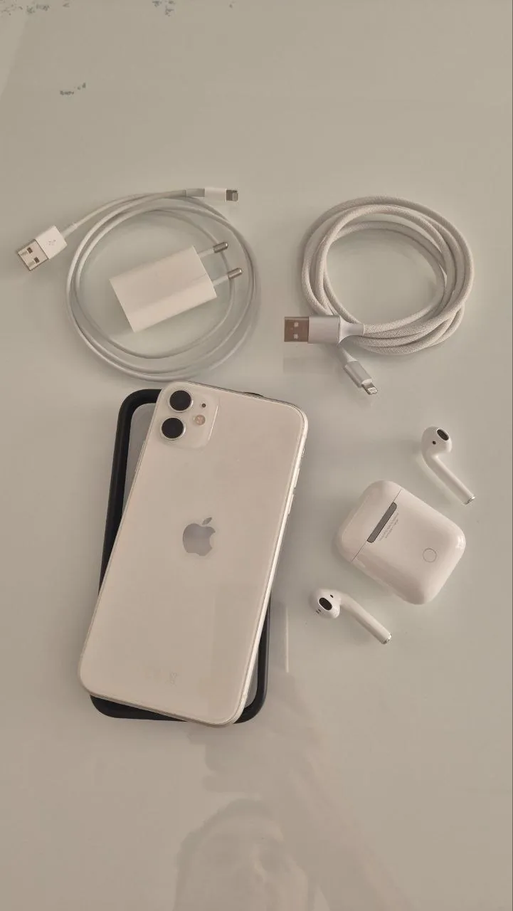 Продаю комплектом iPhone 11 128 ГБ белого цвета и AirPods 2.